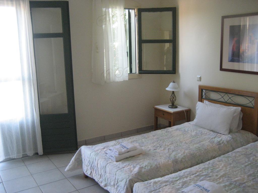 Kyveli Hotel Apartments Vrontados Екстер'єр фото